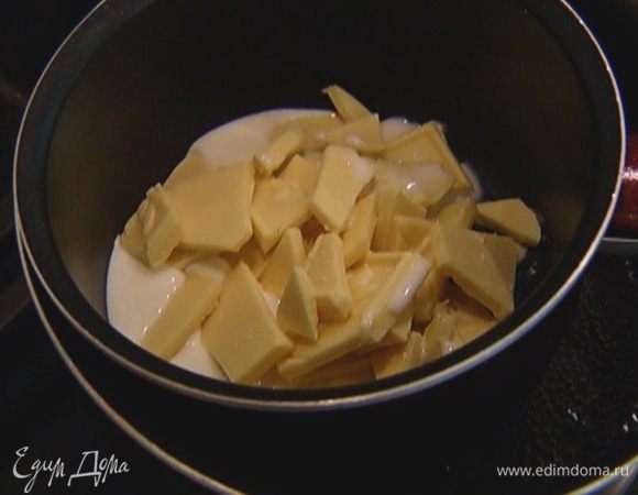 Растопить 100 г шоколада вместе с молоком на водяной бане.