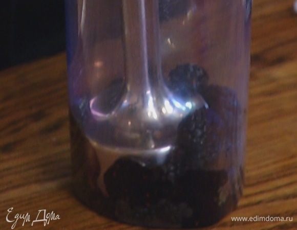 Ежевику погружным блендером взбить в пюре (4–6 ягод оставить для украшения).