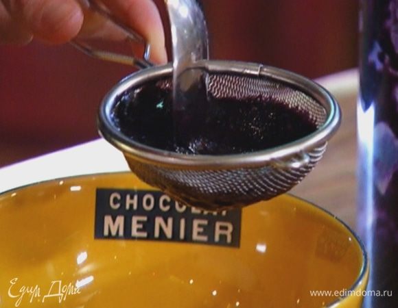 Ежевичное пюре протереть через сито.