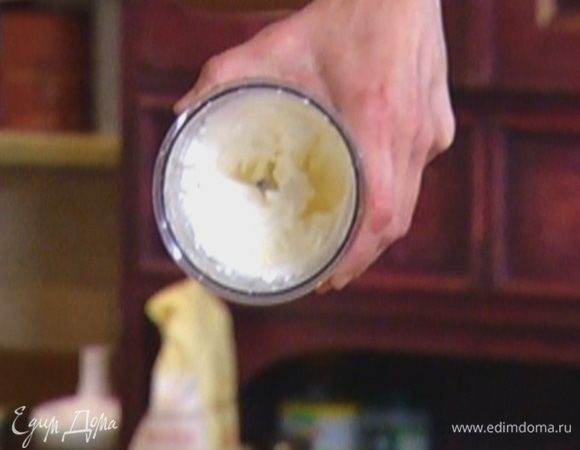 Предварительно охлажденный белок взбить миксером в крепкую пену.