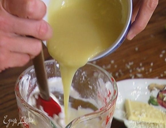 Перемешать взбитые сливки и белки, затем, продолжая перемешивать, тонкой струйкой влить охлажденную шоколадную массу.