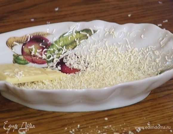 Оставшийся шоколад натереть на мелкой терке.