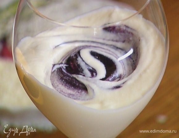 В прозрачный бокал выложить сливочно-шоколадную массу, затем ежевичное пюре и слегка перемешать, чтобы получились разводы.