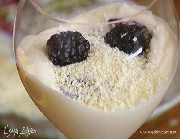 Присыпать натертым шоколадом, украсить целыми ягодами ежевики.