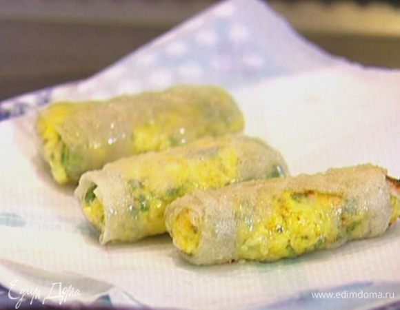 Выложить готовые роллы на бумажное полотенце, чтобы убрать излишки жира.