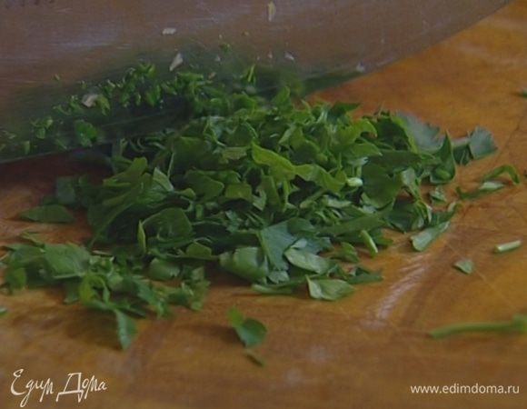 Кинзу порубить, посыпать курицу с рисом.