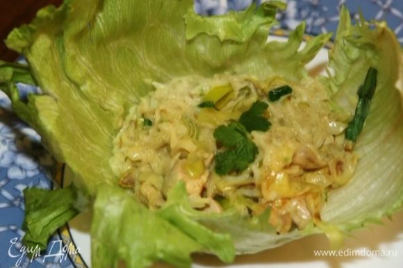 Разложить готовую курицу с рисом в листья салата.