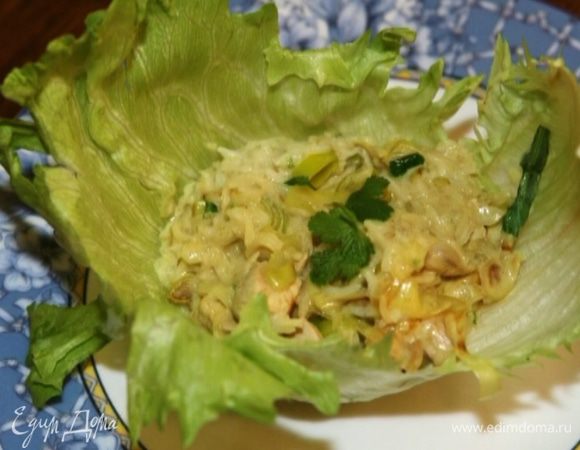 Разложить готовую курицу с рисом в листья салата.