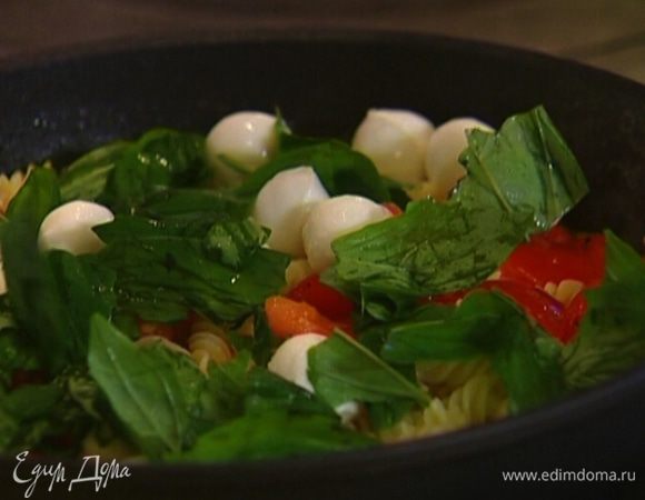 Выложить в сковороду моцареллу, базилик и прогреть на небольшом огне.