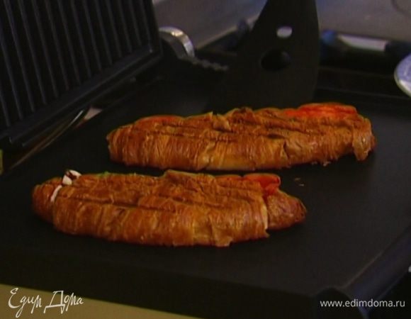 Поместить круассаны под гриль и слегка запечь.