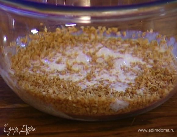 Хлопья залить кефиром.