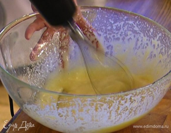 Не прекращая взбивать, влить растопленное масло.