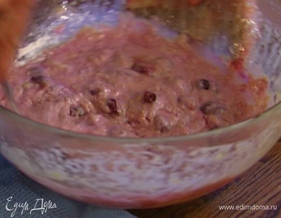 Добавить в тесто хлопья с кефиром и вишню, все вымешать.