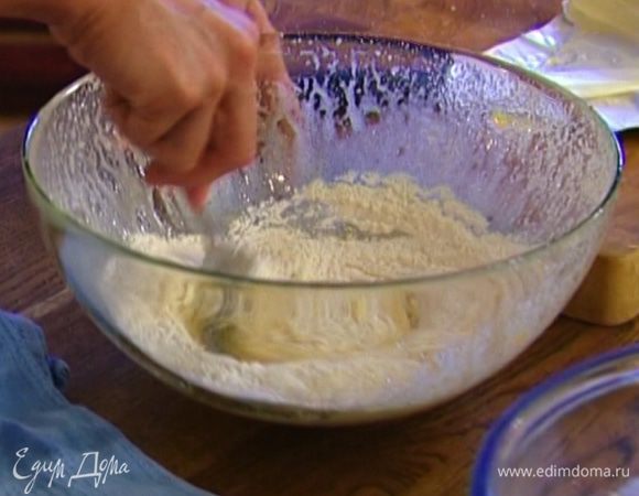 Муку смешать с содой, солью и разрыхлителем, затем ввести в яично-масляную смесь и перемешать. 