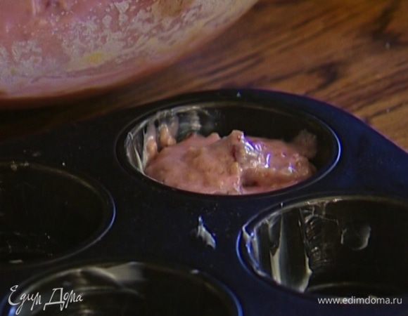 Формочки для маффинов смазать оставшимся сливочным маслом и разложить в них тесто, наполняя на 2/3 объема. 