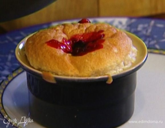 В готовом суфле сделать выемки и влить в них соус. Подавать в формочках.