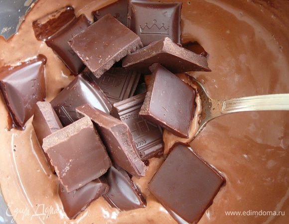 Довести смесь до кипения,постоянно помешивая,уменьшить огонь до минимума и проварить в течении 30 секунд,постоянно помешивая или взбивая венчиком.Снять сотейник с огня и добавить в массу шоколад(предварительно поломав его).Размешивать до полного растворения шоколада.