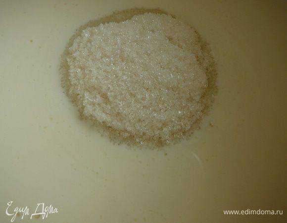 В другом сотейнике смешать оставшиеся 200мл.сливок 10%жирности,с сахаром и солью.Прогреть смесь на среднем огне.