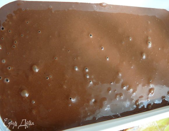 Поставить яично молочную смесь на средний огонь,постоянно помешивая венчиком или лопаткой,довести смесь до легкого загустения.Снять с огня,влить с блендер,добавить шоколадно-сливочную смесь и взбить,до однородности.Охладить,перелить в контейнер для заморозки и отправить в морозильную камеру на 4 часа,перемешивая первые два часа,через каждые пол часа.