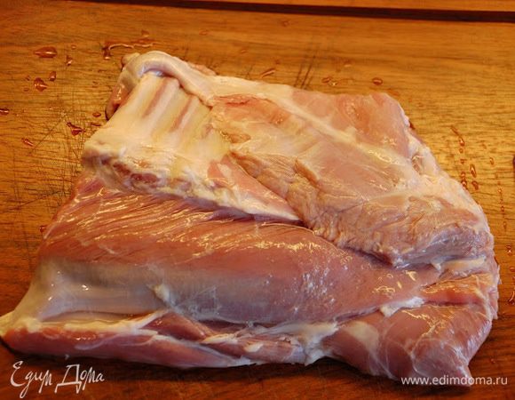 Духовку разогрейте до 200°C. Ребра хорошо промойте в холодной воде, удалите жир, пленки. Можно разрезать на порции по 2 ребра, а можно оставить целое каре (будет сочнее).