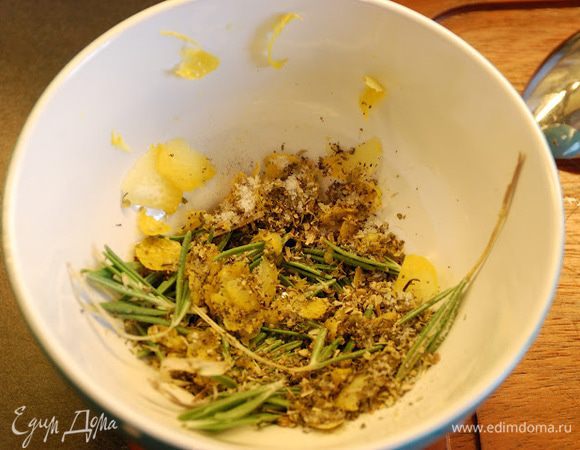 В миске смешайте листики розмарина, цедру половины лимона, итальянские травы, перец, соль, измельченный чеснок. Все это раздавите ложкой — аромат станет более насыщенным.