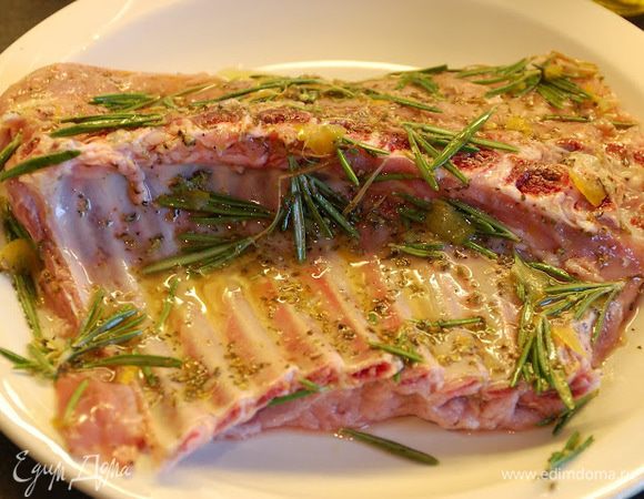 Натрите этой смесью ребра и оставьте на 30 минут мариноваться.