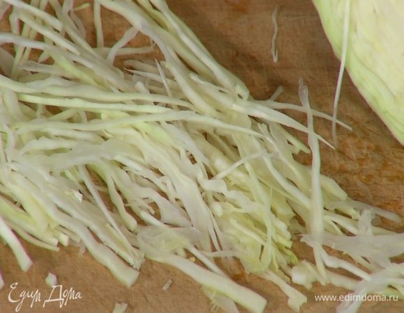 Капусту порубить и варить или готовить на пару, пока она не станет мягкой, затем воду слить.