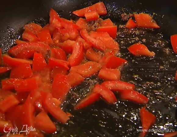 Разогреть растительное масло и тушить в нем помидор несколько минут, затем добавить капусту и готовить еще 2 минуты.