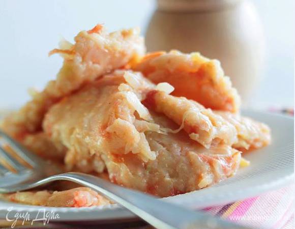 Смешать капусту, помидор и сыр с рисом и порезать на небольшие кусочки.
 
