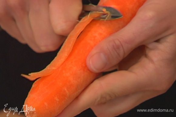 Морковь почистить и мелко порубить.