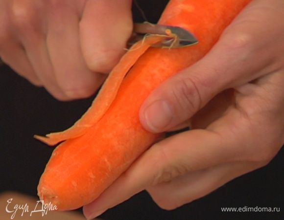 Морковь почистить и мелко порубить.