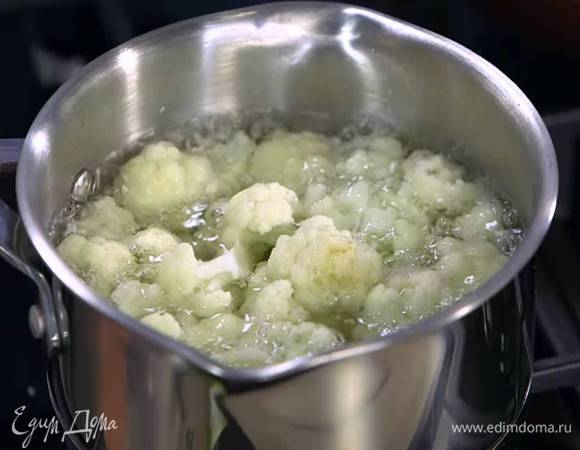 Отваривать морковь в небольшом количестве воды минут 5–10 до готовности, добавить туда же цветную капусту и варить еще минут 7–8, добавляя воду, если необходимо.