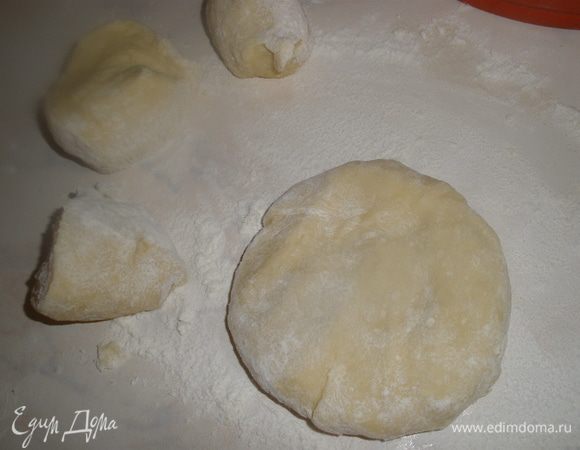 Тесто разделить на 4 кусочка - один крупный - он для основы с бортиками и 3 на слои. 