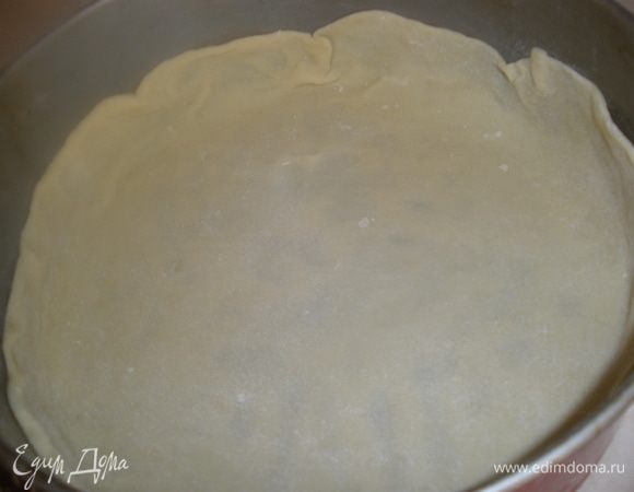 Раскатать самый большой кусочек и переложить его в форму. Сделать бортики примерно 3-4 см. Смазать растопленным маслом.