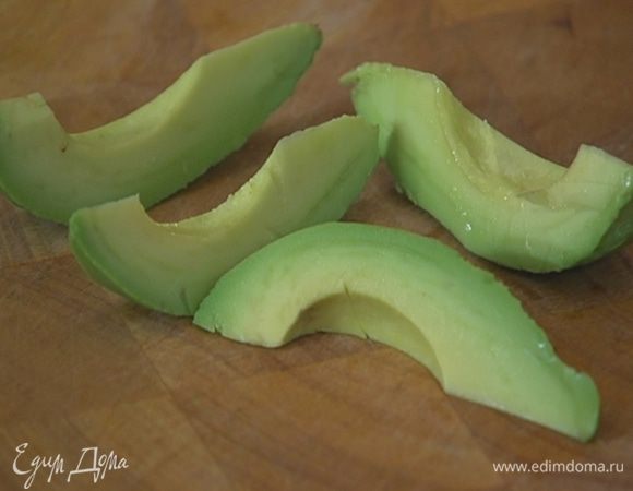 Авокадо почистить, удалить косточку, мякоть нарезать кусочками. 