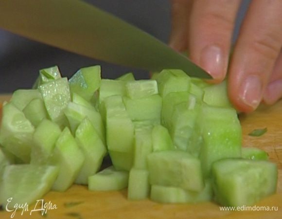 Огурец почистить и нарезать кусочками.