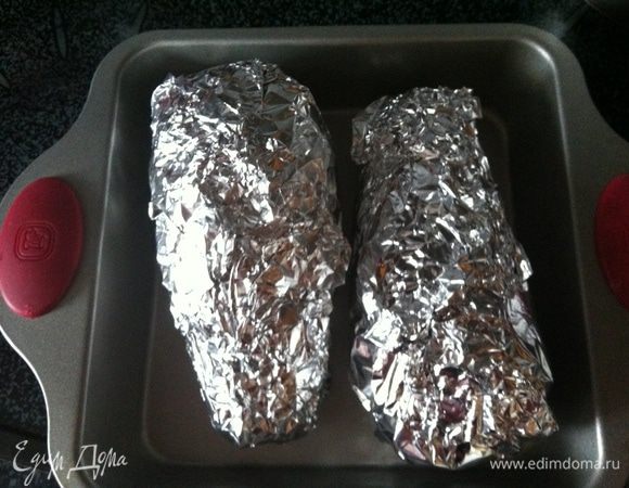 Баклажаны вымыть, обсушить, наколоть вилкой, завернуть в фольгу и печь в духовке минут 40-50 до мягкости