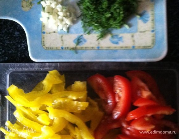 Помидор и перец нарезать тонкими дольками, укроп мелко порезать, зубчик чеснока измельчить