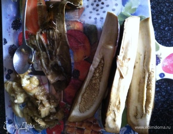 Баклажаны освободить от фольги, разрезать на четвертинки и ложкой освободить мякоть от шкурки. Шкурки выбросить.