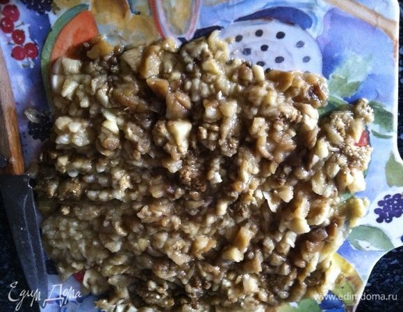Мякоть баклажана мелко порубить ножом