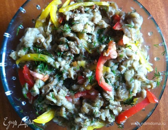 Смешать в миске баклажаны, овощи, зелень и чеснок. Посолить по вкусу, заправить растительным маслом и перемешать. Поставить в холодильник для охлаждения. Подавать холодным.
