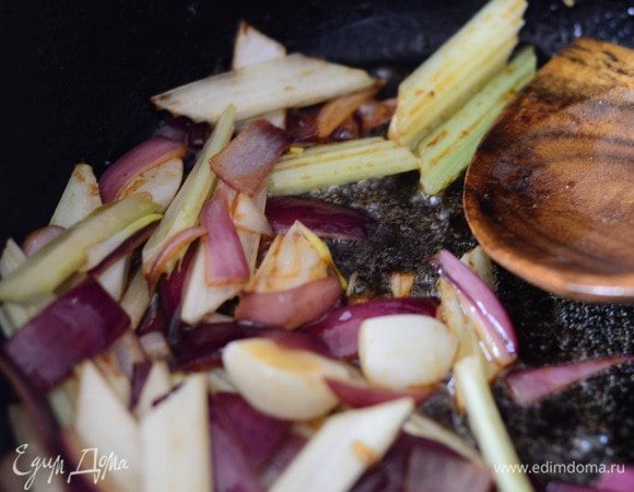 В кастрюле с толстым дном хорошо разогреваем оливковое масло. Обжариваем мясо небольшими порциями до легкой корочки и вынимаем. В это же масло опускаем лук, и через полминуты посыпаем сахаром, обжариваем. Далее добавляем сельдерей, обжариваем пару минут. Добавляем томат и продолжаем обжаривать. Добавляем муку и хорошо перемешиваем. 