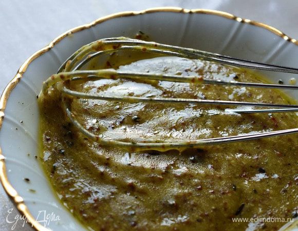 В отдельной миске делаем заправку: 3 столовых ложки оливкового масла, травки, немного соли, горчица, и все хорошо взбиваем венчиком до однородной массы.