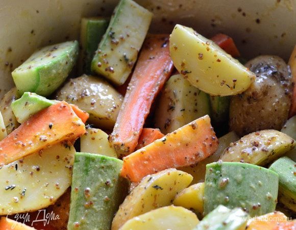 В большой чашке хорошо перемешиваем овощи с заправкой.