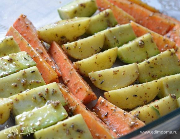 Выкладываем овощи в огнеупорную форму, накрываем фольгой и отправляем в разогретую до 200С духовку.