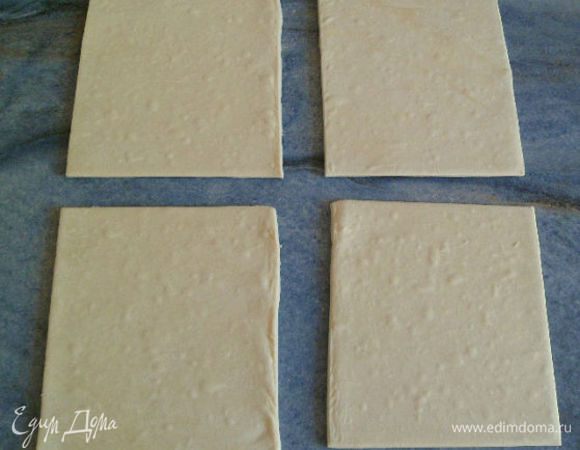 Затем раскатываем тесто и вырезаем квадраты