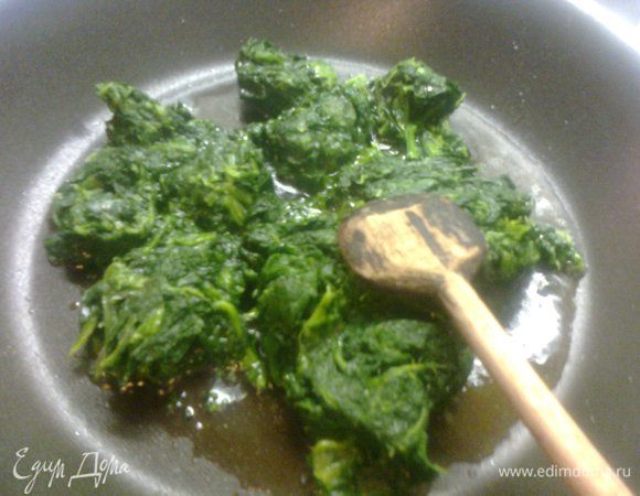 Разогреть на сковороде половину оливкового масла и примерно 1/3 сливочного,добавить шпинат,соль,перец,специи и немного протушить