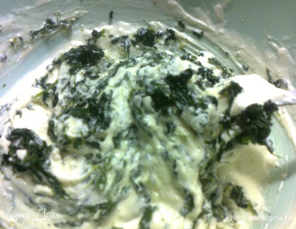 В рикоту добавить яйцо,соль,перец,1 ст. ложку оливкового масла,остывший шпинат,