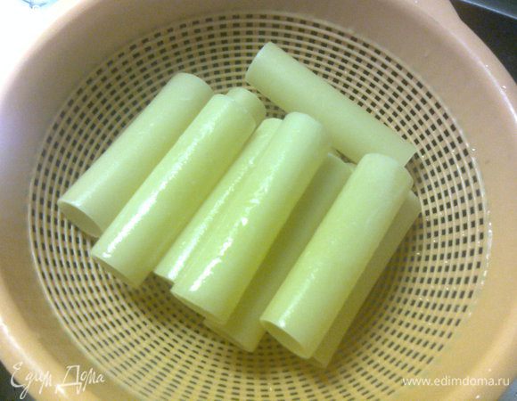 Каннелони осторожно опустить в кипяток (но не кипятить) на 3-4 минутки (я ложила по 3 штуки и аккуратно помешивала,чтобы они не слиплись)и потом сразу перекладываем их в холодную воду до полного остывания,вынимаем и даем стечь воде.