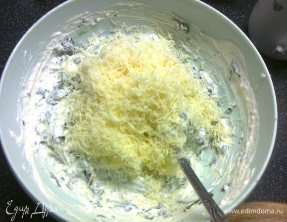 затем добавить пармезан и все хорошо перемешать.